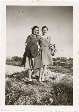 Indeide Antonelli con una sua amica ad Altidona