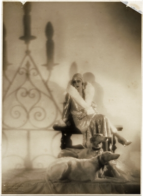 Ritratto di Andreina Pagnani con due cani