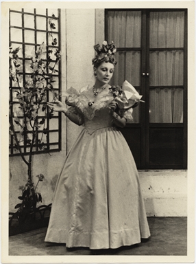 Andreina Pagnani in una scena dell'opera Il candeliere, di Alfred De Musset