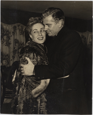 Andreina Pagnani e Gabriele Ferzetti ritratti mentre si abbracciano