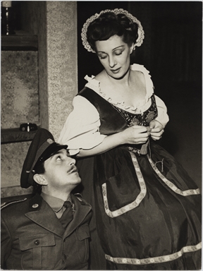 Andreina Pagnani e Giorgio De Lullo nell'opera teatrale Capitan Carvallo di Denis Cannan, regia di Mario Ferrero