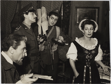 Andreina Pagnani e Giorgio De Lullo nell'opera teatrale Capitan Carvallo di Denis Cannan, regia di Mario Ferrero