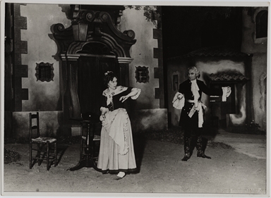 Andreina Pagnani sulla scena di Il Ventaglio di Carlo Goldoni, con regia di Renato Simoni, 1936
