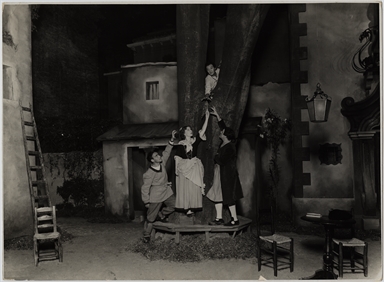 Andreina Pagnani sulla scena di Il Ventaglio di Carlo Goldoni, con regia di Renato Simoni, 1936