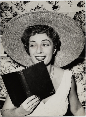 Andreina Pagnani nella commedia musicale La padrona di raggio di luna, di Garinei e Giovannini, 1955