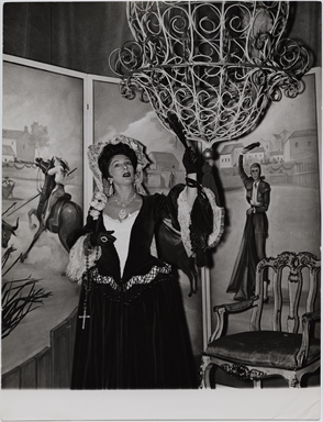 Andreina Pagnani nell'opera teatrale La carrozza del S.S. Sacramento, di Prosper Mérimée, 1945