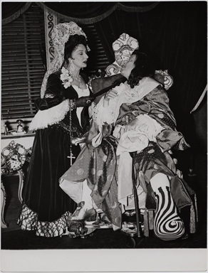 Andreina Pagnani e Giuseppe Porelli nell'opera teatrale La carrozza del S.S. Sacramento, di Prosper Mérimée, 1945