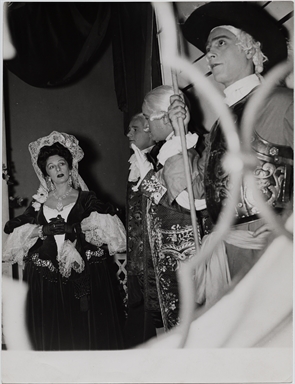 Andreina Pagnani nell'opera teatrale La carrozza del S.S. Sacramento, di Prosper Mérimée, 1945