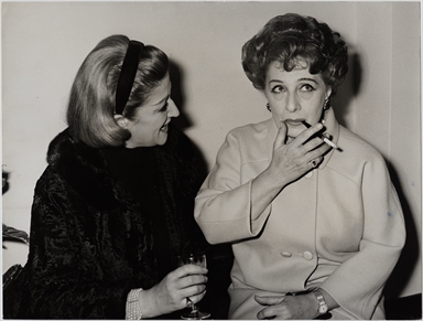 Ritratto di Andreina Pagnani mentre fuma una sigaretta