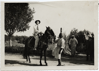 Nerio Bernardi a cavallo, a Bengasi