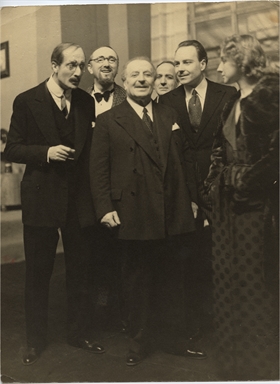 Nerio Bernardi, a sinistra, insieme a compagnia teatrale