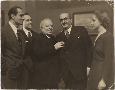 Nerio Bernardi, a sinistra, insieme alla compagnia teatrale e all'autore de 