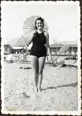 Ritratto di giovane donna sulla spiaggia