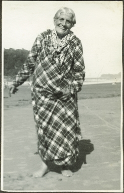 Ritratto di una signora anziana in spiaggia