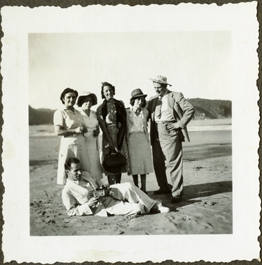 Foto di gruppo sulla spiaggia, con Duilio Baronti, in piedi, primo da destra
