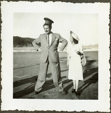 Ritratto di Duilio Baronti insieme ad una donna, in spiaggia