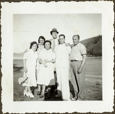 Duilio Baronti, al centro dietro, con cappello e sigaretta in una foto di gruppo, in spiaggia