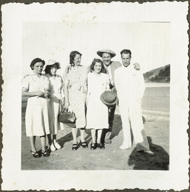 Duilio Baronti, secondo da destra con cappello, in una fotografia di gruppo sulla spiaggia