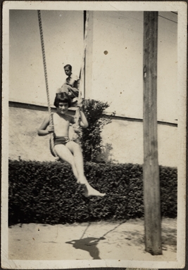 Due bambini, di cui uno ritratto sull'altalena