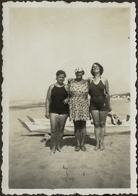 Tre donne sulla spiaggia con alle spalle una barca