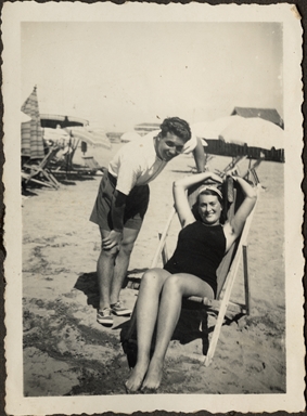 Ritratto di Duilio Baronti insieme a una donna, in spiaggia