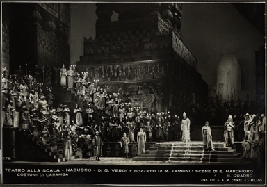Ritratto di Duilio Baronti durante una scena dell'opera 