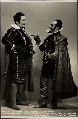 Foto di grupp con Duilio Baronti, sullo sfondo, in alto a destra