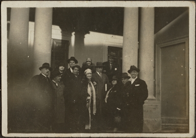 Foto di grupp con Duilio Baronti, sullo sfondo, in alto a destra