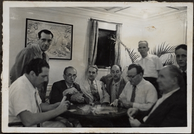 Duilio Baronti mentre gioca a carte