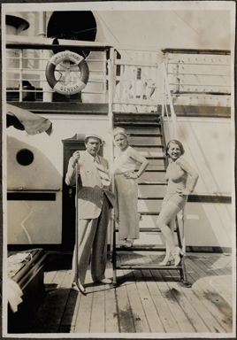 Duilio Baronti insieme a due donne su una nave